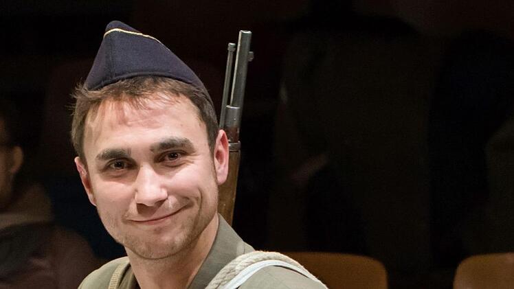 "Die Geschichte vom Soldaten": Valentin Kleinschmidt verkörpert in Coburger die Titelpartie.Proben-Foto Jochen Berger