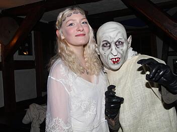 Beim Kneipenfasching in Lichtenfels trafen sich Elbenkönigin und ein Ork. Gerda Völk+