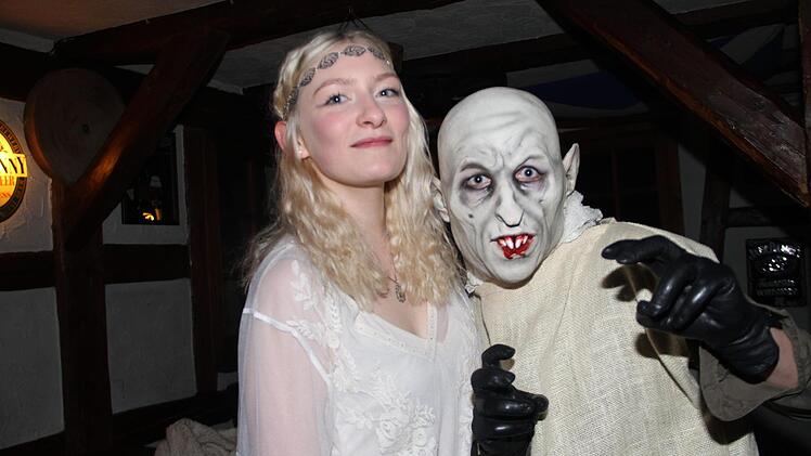 Beim Kneipenfasching in Lichtenfels trafen sich Elbenkönigin und ein Ork. Gerda Völk+