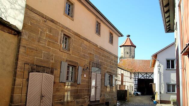 Passt in diesen ruhigen Winkel gleich neben Kommunbrauhaus und Alter Schmiede in der Altstadt von Se&szlig;lach eine Spielhalle? Die Stadtr&auml;te verneinten dies in ihrer Sitzung am Dienstag und lehnten die Bauanfrage der Investoren f&uuml;r das Anwesen in der Pfarrgasse 116 unisono ab. Foto: Bettina Knauth