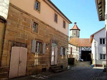 Passt in diesen ruhigen Winkel gleich neben Kommunbrauhaus und Alter Schmiede in der Altstadt von Seßlach eine Spielhalle? Die Stadträte verneinten dies in ihrer Sitzung am Dienstag und lehnten die Bauanfrage der Investoren für das Anwesen in der Pfarrgasse 116 unisono ab. Foto: Bettina Knauth
