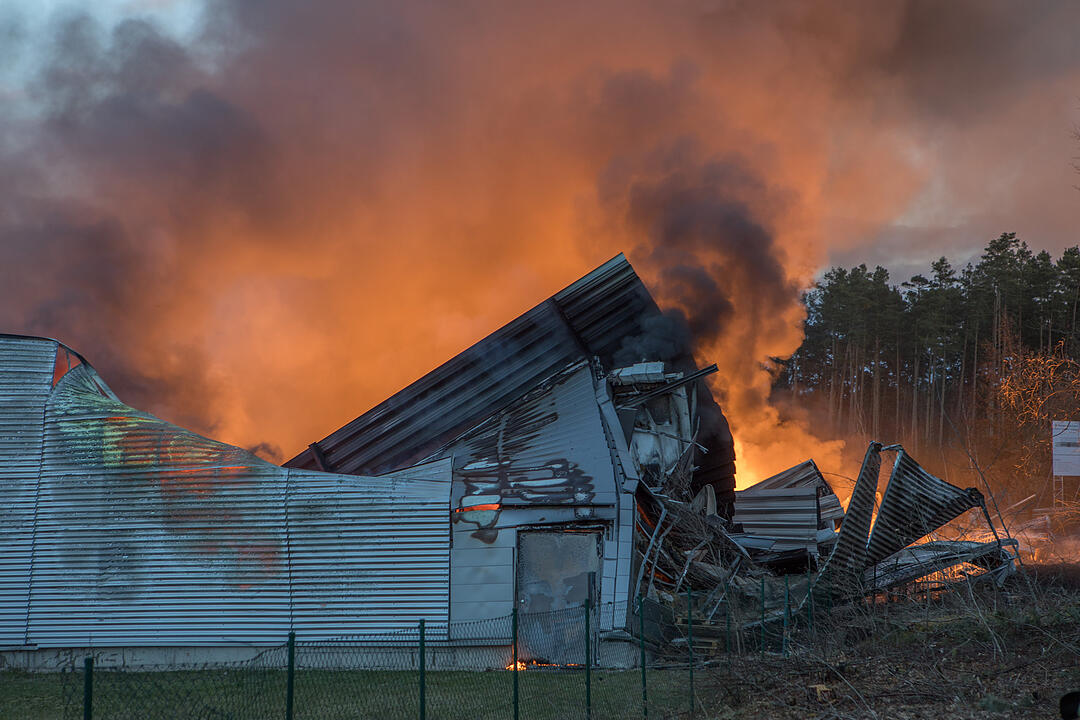 Giftige Rauchwolke über Mittelfranken: Lagerhalle in Roth steht in Flammen