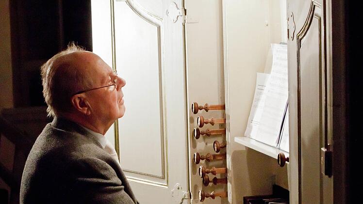Gerhard Deutschmann als Organist - hier in der Schlosskirche Niederfüllbach bei einem Konzert mit dem Singverein NiederfüllbachFoto: Archiv/Jochen Berger