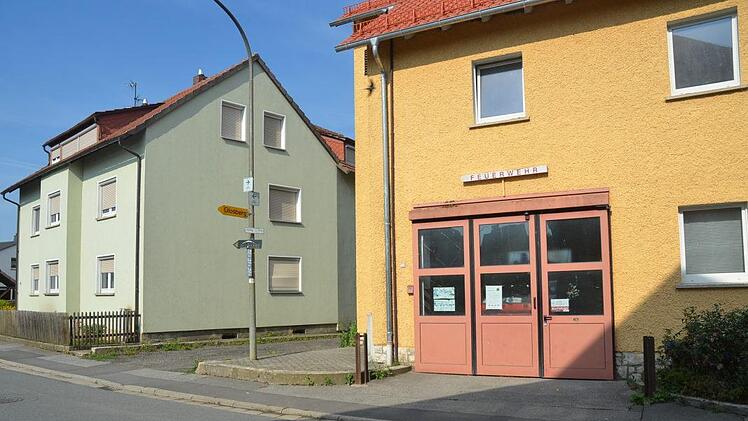 Das Haus- Nummer 19 in der Dorfstraße Reitsch (l.)  kommt weg. Dadurch wird  Platz für eine  Erweiterung des Feuerwehrhauses (r.).