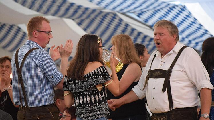 Heizten kräftig ein: Die OPAs im Schützenzelt. Fotos: Daniela Pondelicek
