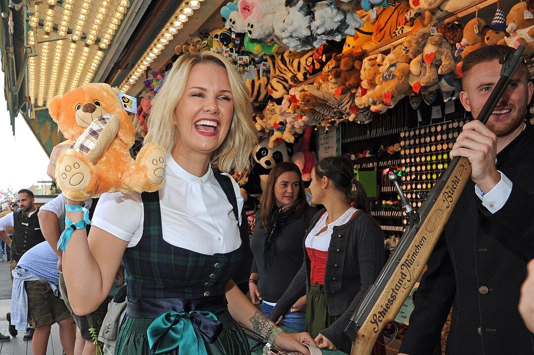 Busseln und Bier: Die Promis auf dem ersten Wiesn-Wochenende feiern um die Wette
