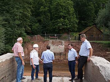 Die alte Brücke ist abgerissen. Teile der Widerlager bleiben stehen. Ortssprecher Hans Schönau, Planer Klaus Wolf, Allianzmanager Holger Becker, Bürgermeister Armin Warmuth und Peter Kreß vom Tiefbauamt besichtigen die Baustelle. Foto: Arkadius Guzy