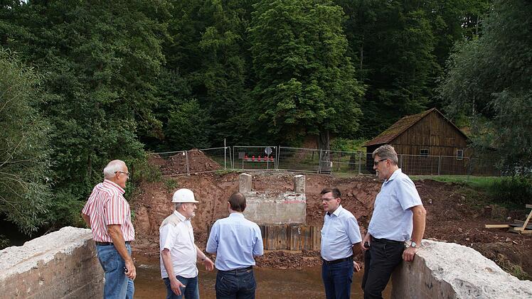 Die alte Brücke ist abgerissen. Teile der Widerlager bleiben stehen. Ortssprecher Hans Schönau, Planer Klaus Wolf, Allianzmanager Holger Becker, Bürgermeister Armin Warmuth und Peter Kreß vom Tiefbauamt besichtigen die Baustelle. Foto: Arkadius Guzy