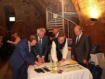 Abt Philipp trägt sich ins goldene Buch des Marktes Ebrach ein.Joseph Beck