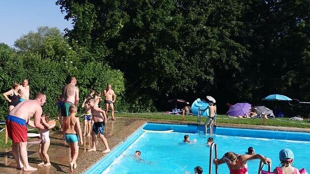 Reger Betrieb: Am 26. Juni war das Kraisdorfer Schwimmbad mit 205 Badeg&auml;sten heuer am besten besucht. Unser Bild zeigt den Badebetrieb an diesem  Tag.  alc