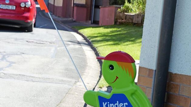 Junge von Wohnwagen touchiert