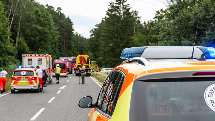Auto ger&auml;t auf Gegenfahrbahn: drei Verletzte