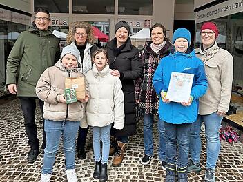 Die Gewinner bei der Prämierung: Unser Bild zeigt (von links, hinten) Bürgermeister Jan Marberg, die Stadträtinnen Karin Ott und Heike Greenberg-Kremser, die Lehrkräfte Katja Dittmayer, und Juliane Leimbach sowie (vorne) die Schülerinnen und Schül...