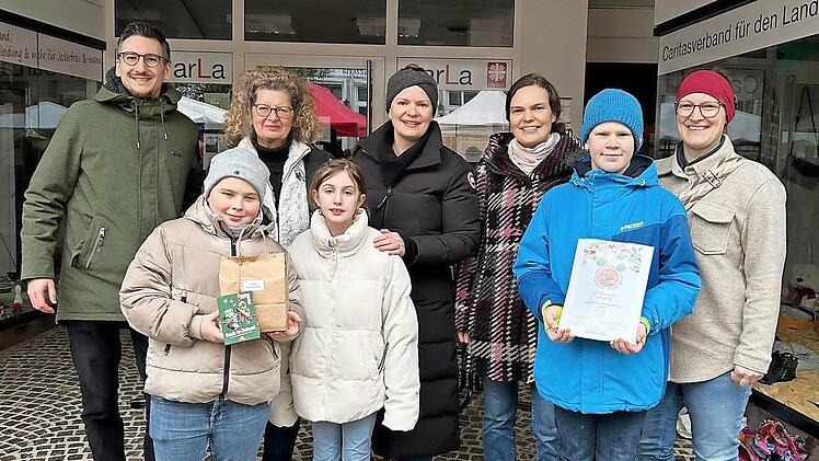 Die Gewinner bei der Prämierung: Unser Bild zeigt (von links, hinten) Bürgermeister Jan Marberg, die Stadträtinnen Karin Ott und Heike Greenberg-Kremser, die Lehrkräfte Katja Dittmayer, und Juliane Leimbach sowie (vorne) die Schülerinnen und Schül...