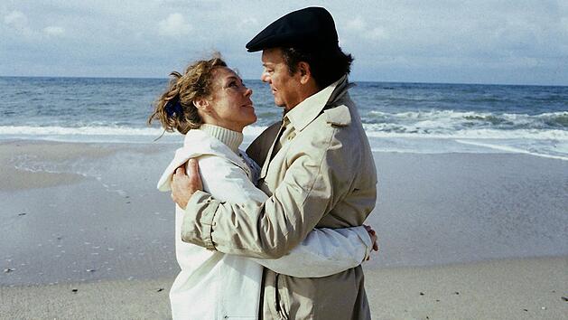 So sieht sie aus, die bis heute erfolgreichste fiktionale TV-Ausstrahlung des deutschen Fernsehens: Schwester Christa (Gaby Dohm, links) und Klaus Brinkmann (Klausj&uuml;rgen Wussow) sind sich in "Die Schwarzwaldklinik - Die Schuldfrage" (17. November 1985, ZDF) sehr nahe gekommen. Weit weg von der Klinik, am Nordseestrand, lie&szlig;en sie ihren Gef&uuml;hle f&uuml;reinander freien Lauf. Und 28 Millionen Zuschauer seufzten dazu.