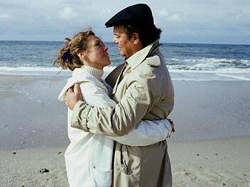 So sieht sie aus, die bis heute erfolgreichste fiktionale TV-Ausstrahlung des deutschen Fernsehens: Schwester Christa (Gaby Dohm, links) und Klaus Brinkmann (Klausj&uuml;rgen Wussow) sind sich in "Die Schwarzwaldklinik - Die Schuldfrage" (17. November 1985, ZDF) sehr nahe gekommen. Weit weg von der Klinik, am Nordseestrand, lie&szlig;en sie ihren Gef&uuml;hle f&uuml;reinander freien Lauf. Und 28 Millionen Zuschauer seufzten dazu.