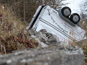 Der Anhänger landete auf dem Dach. Foto: Ulrike Müller