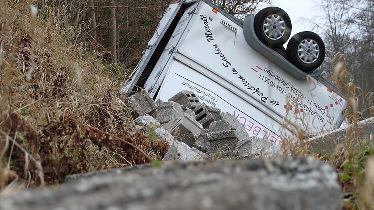 Der Anhänger landete auf dem Dach. Foto: Ulrike Müller