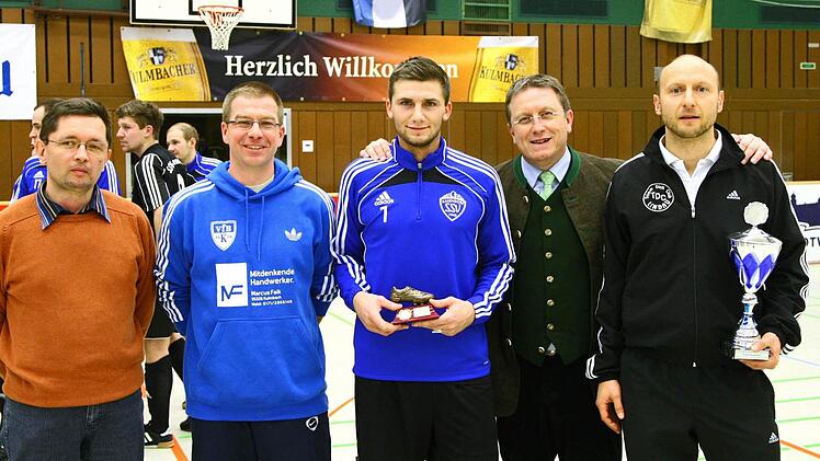 Siegerehrung: OB Henry Schramm (Zweiter von rechts) überreicht den Fairnesspokal an Marco Meisel (rechts) vom TDC Lindau, VfB-Vorsitzender Holger Hasemann (Zweiten von links) zeichnet Andreas Pistor (Mitte) mit der Torjägerkanone aus. Links Alexander Müller, Redaktionsleiter des Hauptsponsors Bayerische Rundschau.