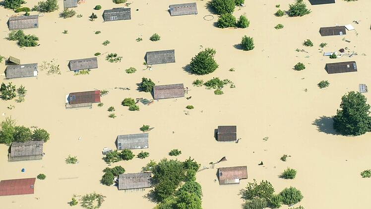 Nach einem Dammbruch bei Deggendorf ragen nur noch Dächer aus den braunen Fluten. Um den Flutopfern zu helfen, sind auch Kulmbacher im Einsatz. Foto: Armin Weigel/dpa