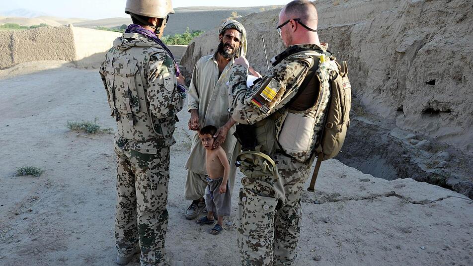 Bundeswehrsoldaten patrouillieren zu Fuß in der Nähe von Charrah Darreh nahe Kundus . Bei Auslandseinsätzen wie dem in Afghanistan kommt es nicht selten zu Belastungssituationen mit Spätfolgen. Foto: dpa/Archiv