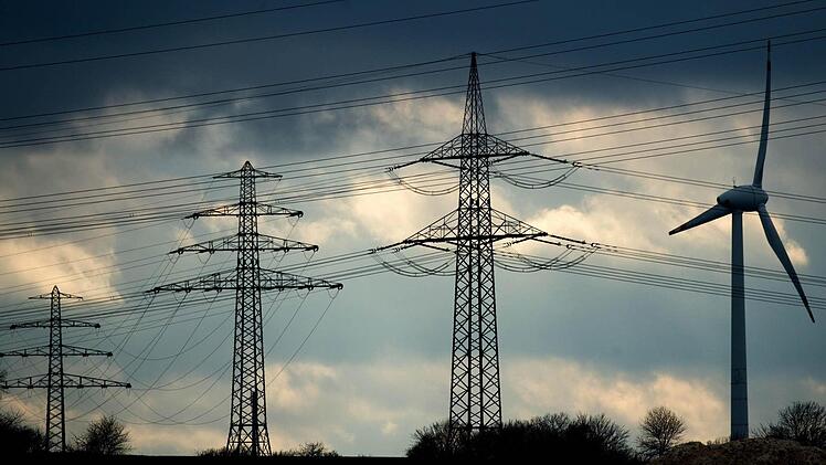 Bis April ruhen die Pläne für die geplante Süd-Ost-Stromleitung zunächst. (Symbolbild: Julian Stratenschulte / dpa)
