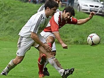 Der Peestener Spielertrainer Alexander Stamm flankt. Links der Kasendorfer Christian Seibold. Foto: Thomas Müller