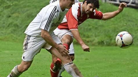 Der Peestener Spielertrainer Alexander Stamm flankt. Links der Kasendorfer Christian Seibold. Foto: Thomas Müller