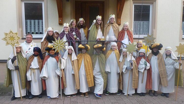 In dem Haßfurter Stadtteil Augsfeld zogen diese Buben und Mädchen als Sternsinger durch die Straßen.