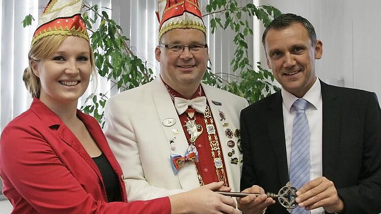 Bürgermeister Ludwig Wahlgewann zwar seine Wette, den Rathausschlüssel musste er trotzdem an Christina Dromann (Interims-Vizepräsidentin) und KCR-Präsident Thorsten Ott abgeben. Foto: Sylvia Hubele