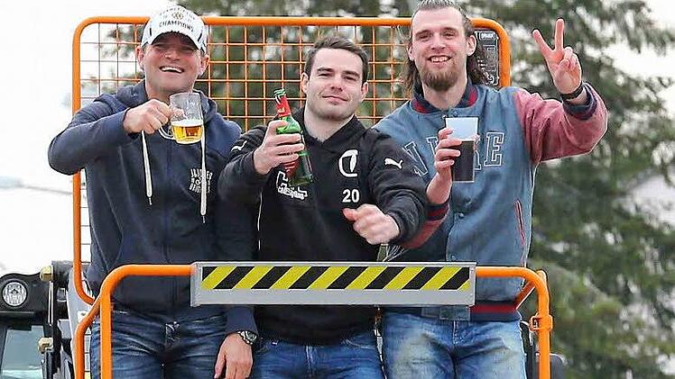 ... 20 Stunden und eine Rasur später wirkte der Spielertrainer der Alligators wieder gelöst. Der Siegeszug fiel angesichts des verpassten Titels etwas kleiner aus, doch der 37-Jährige genoss den Jubel sichtlich - genau wie Daniel Tratz und Richard Stütz.