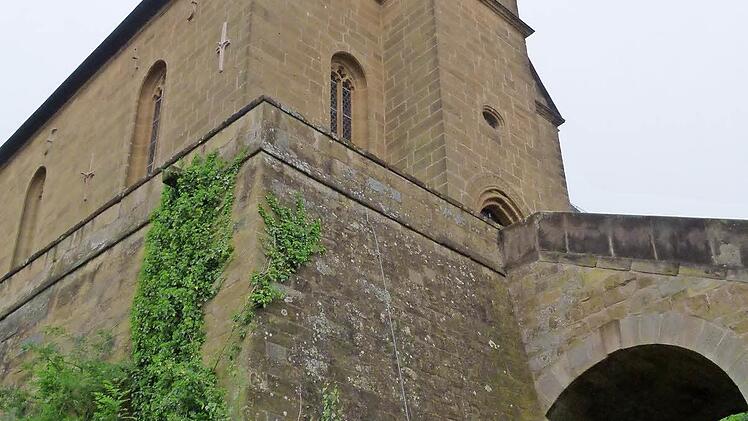 Die zwischen 1610 und 1616 errichtete Gügel-Kirche mit ihrem spitzen Turm ist auf Fels gebaut.