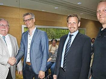 Der im Amt bestätigte Erste Vorsitzende Franz Streit (l.) gratuliert seinem neuen Stellvertreter OB Uwe Kirschstein. Daneben der neu gewählte Schatzmeister, Krankenhausdirektor Sven Oelkers, und der frischgebackene Schriftführer Andreas Rudl.  Fotos: Andreas Oswald
