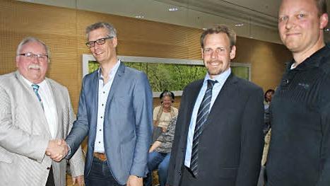 Der im Amt bestätigte Erste Vorsitzende Franz Streit (l.) gratuliert seinem neuen Stellvertreter OB Uwe Kirschstein. Daneben der neu gewählte Schatzmeister, Krankenhausdirektor Sven Oelkers, und der frischgebackene Schriftführer Andreas Rudl.  Fotos: Andreas Oswald