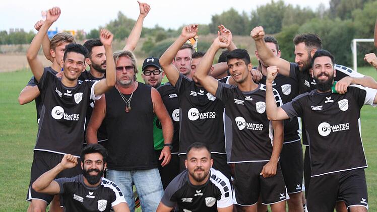 Martin Mnich (-08): Der etwas andere Fu&szlig;balltrainer. Mit Zigarre und "Jesus-Latschen" steht er am liebsten an der Seitenlinie. Seine Trainingseinheiten - egal ob in der Vergangenheit bei der TSG Niederf&uuml;llbach oder jetzt beim TSV Bertelsdorf - leitet er &uuml;berwiegend in Jeans. Trotzdem oder gerade deswegen ist Martin Mnich aber eine absolute Respektsperson. Seine Spieler sch&auml;tzen ihn und seine Art, Fu&szlig;ball verst&auml;ndlicher zu machen. Von sich selbst sagt er, dass er "die Taktiktafel nicht gefress...