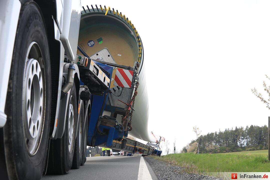 Schwertransport mit Windradflügel landet bei Thurnau im Graben