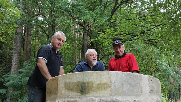 Hermann Popp (links) erfreut sich zusammen mit G&uuml;nter Weinkauf (Mitte) und Hans Feth (rechts) an dem fertig restaurierten Brunnen. Fotos: Andreas Hofbauer