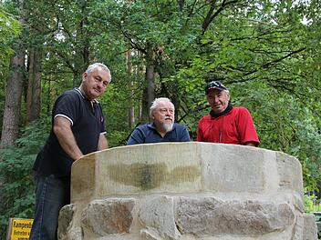 Hermann Popp (links) erfreut sich zusammen mit Günter Weinkauf (Mitte) und Hans Feth (rechts) an dem fertig restaurierten Brunnen. Fotos: Andreas Hofbauer