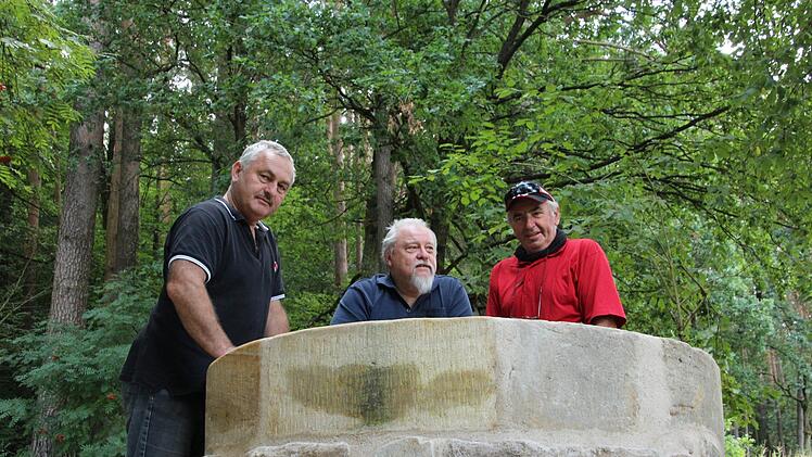 Hermann Popp (links) erfreut sich zusammen mit Günter Weinkauf (Mitte) und Hans Feth (rechts) an dem fertig restaurierten Brunnen. Fotos: Andreas Hofbauer