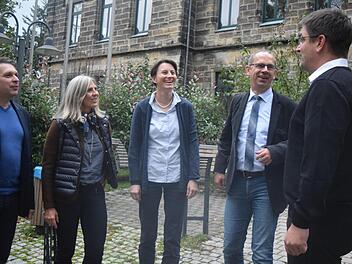 Ohne Gespräche klappt's nicht: Damit das Mentoringprogramm auch weiterhin so ein Erfolg ist, teilen Carsten Höllein, Susanne Müller, Ingrid Verst, Bernd Jakob und Christian Gunsenheimer regelmäßig ihre Erfahrungen. Foto: Daniela Pondelicek