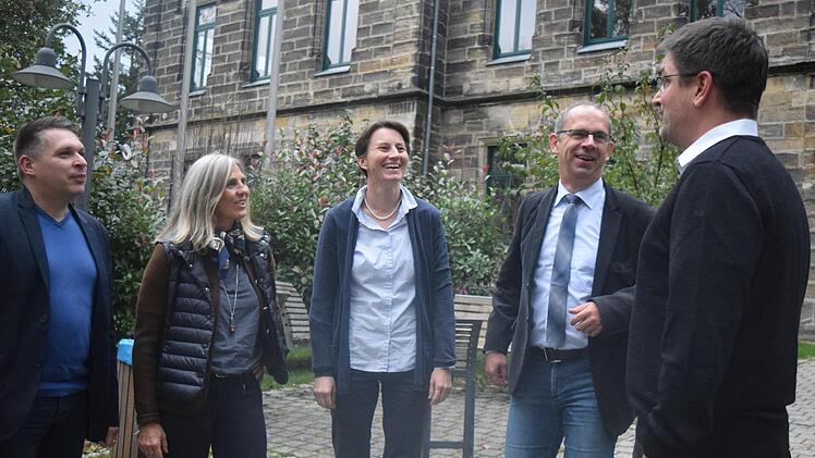 Ohne Gespräche klappt's nicht: Damit das Mentoringprogramm auch weiterhin so ein Erfolg ist, teilen Carsten Höllein, Susanne Müller, Ingrid Verst, Bernd Jakob und Christian Gunsenheimer regelmäßig ihre Erfahrungen. Foto: Daniela Pondelicek