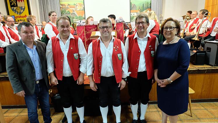BDMV-Ehrung 40 Jahre (von links): Dominik Sitter, Peter Engelert, Rainer Schmitt, Thomas Schmitt und Karin Renner. Foto: Philipp Bauernschubert