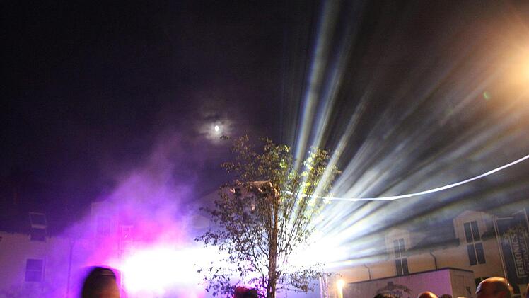 Bis in die Nacht feierte die Menge vor der Jugendbühne auf dem Sinnauplatz. Foto: Alexander Martin