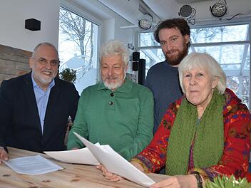 Grüne Stadträte stimmen zu (von links): Georgios Halkias, Peter Maier, Peter Simon und Retta Müller-Schimmel.  Foto: Bernhard Panzer