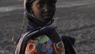 Ein M&auml;dchen in Dschibuti bietet Kunsthandwerk an. Heinz Schwarz