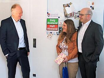 Bürgermeister Helmut Blank (links) gratuliert seinem Nachfolger Michael Kastl und dessen Frau Eva Kastl nachträglich zur Wahl.  Foto: Thomas Malz