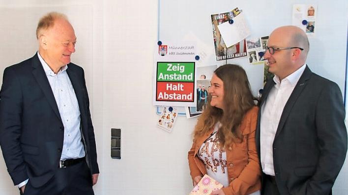 Bürgermeister Helmut Blank (links) gratuliert seinem Nachfolger Michael Kastl und dessen Frau Eva Kastl nachträglich zur Wahl.  Foto: Thomas Malz