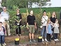 Die Tüschnitzer Abc-Schützen mit ihren vom Gartenbauverein gespendeten Schulbäumen. Das Bild zeigt von links Laura Hofmann, Maximilian Kapler, Holly Ann Moser sowie Hannah und Isabella Schneider in Begleitung ihrer Eltern und mit (rechts, hinten) Bürgermeister Bernd Rebhan und dem Ehrenmitglied des OGV Tüschnitz, Rainer Jahn. Foto: privat
