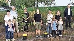Die Tüschnitzer Abc-Schützen mit ihren vom Gartenbauverein gespendeten Schulbäumen. Das Bild zeigt von links Laura Hofmann, Maximilian Kapler, Holly Ann Moser sowie Hannah und Isabella Schneider in Begleitung ihrer Eltern und mit (rechts, hinten) Bürgermeister Bernd Rebhan und dem Ehrenmitglied des OGV Tüschnitz, Rainer Jahn. Foto: privat