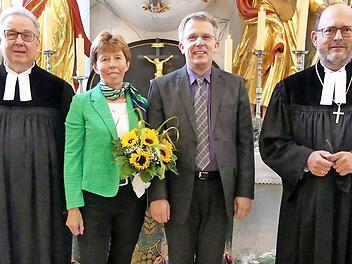 Gruppenbild mit Dame: Die Jubilare Pfarrer Peter Ahrens (links) und Thomas Grünke (Dritter von links) mit Dekan Thomas Kretschmar und Christine Diersch.  Foto: Dieter Hübner